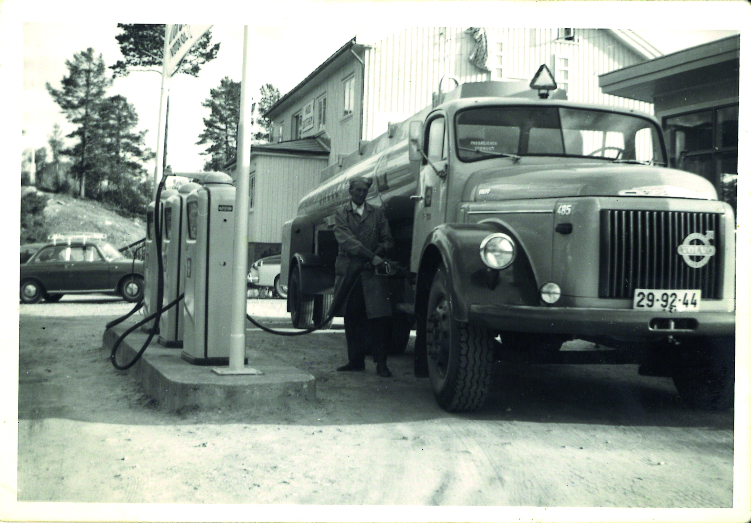 Gammelt bilde av bensinpumper og Volvo tankbil fra ca 1960.