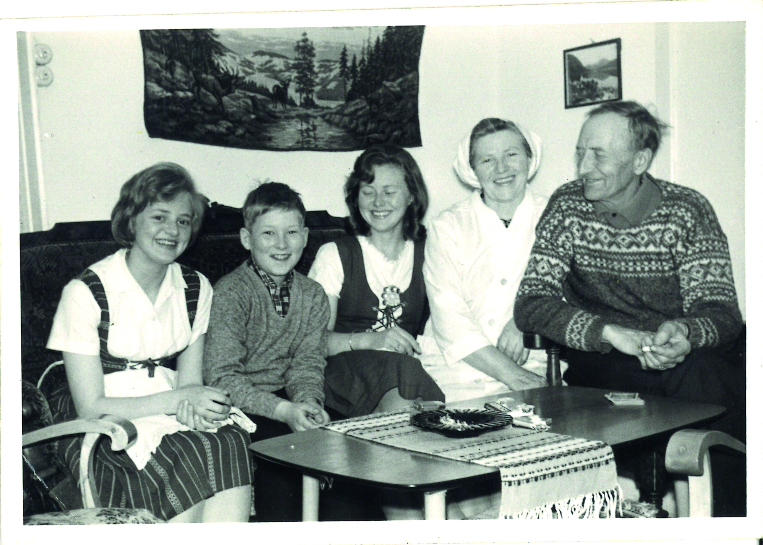 Gammelt bilde fra 60-tallet av familien Lidtveit som drev Haugly Gjesteheim.