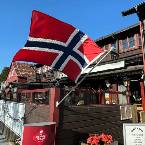 Norske flagget som flagrer