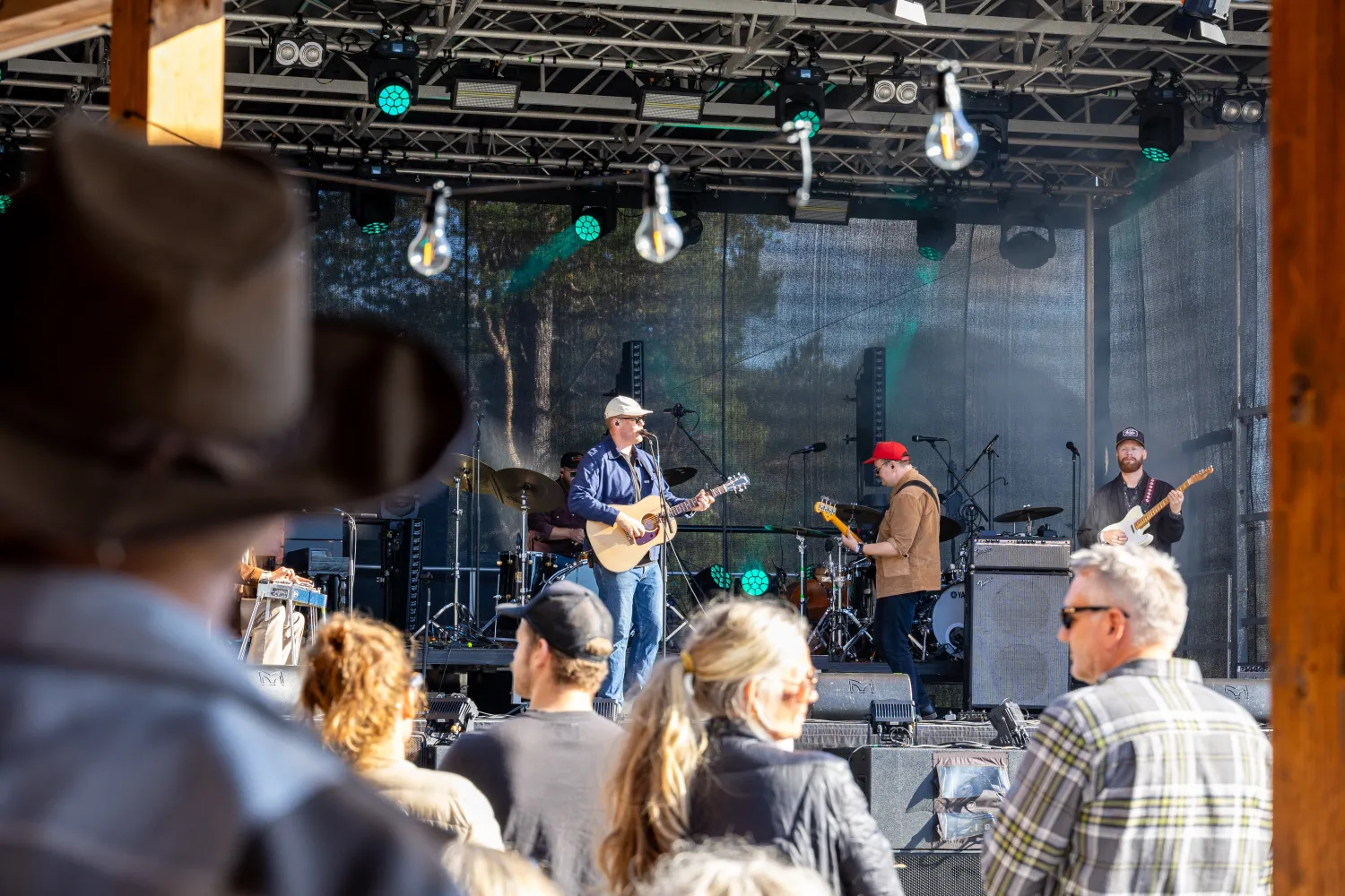 Steffen jakobsen synger på Hovden fjellfestival