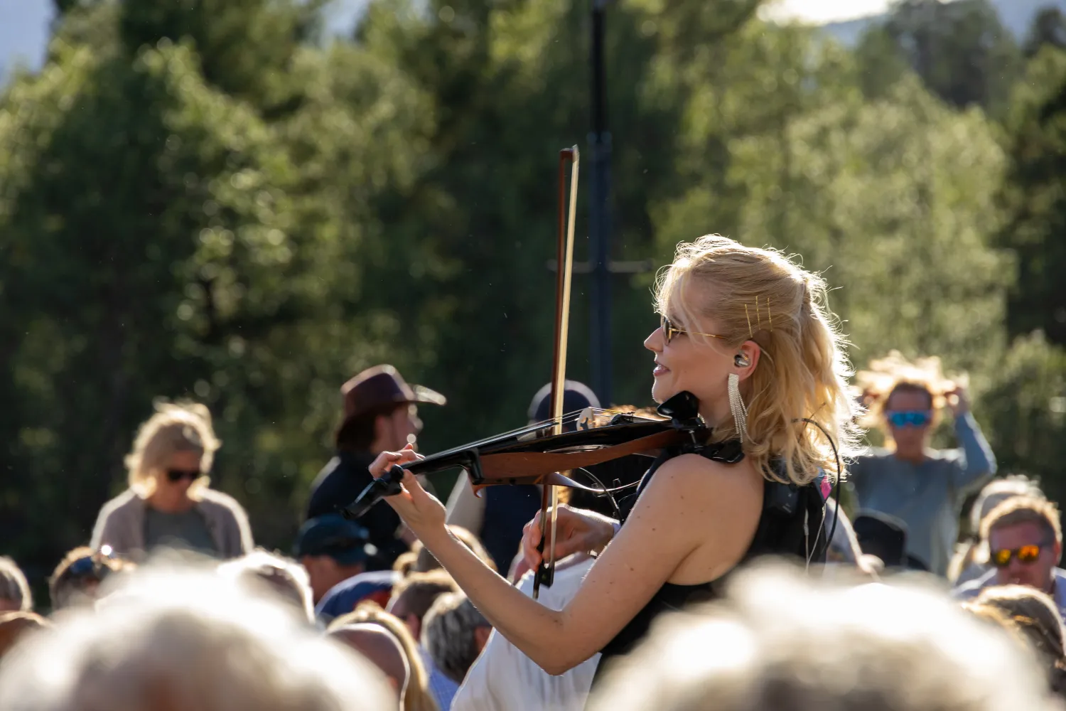 Livemusikk blant publikum på Hovden Fjellfestival