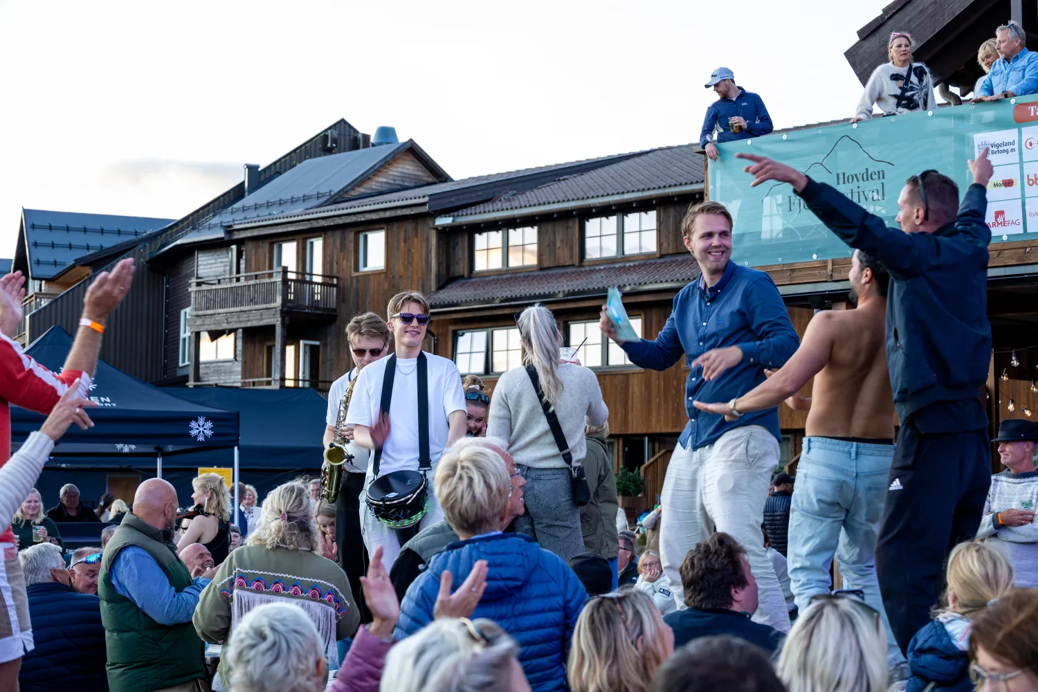 Publikum danser på bordet Hovden Fjellfestival
