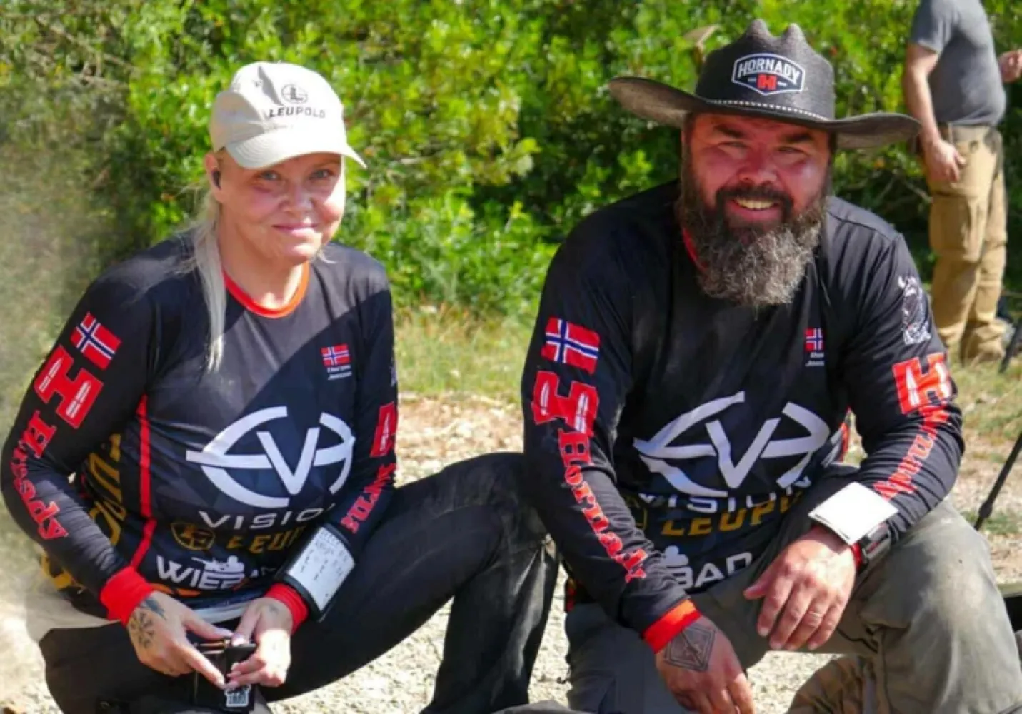 Kvinne og mann med like trøyer, innehaverne av Hovden X