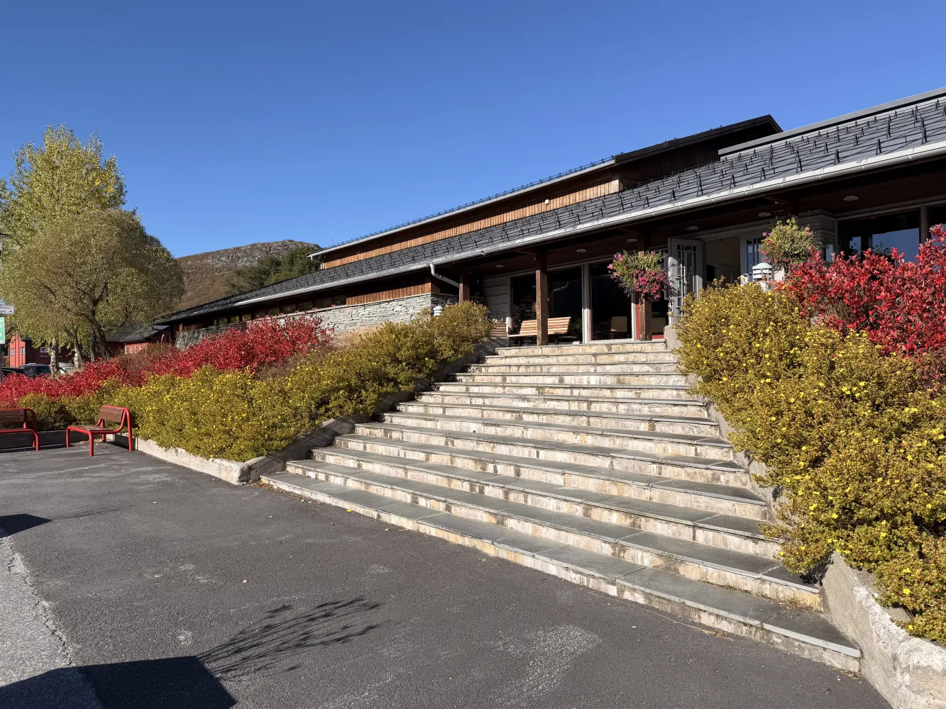 Hovden grendehus, inngangsparti og hage høst