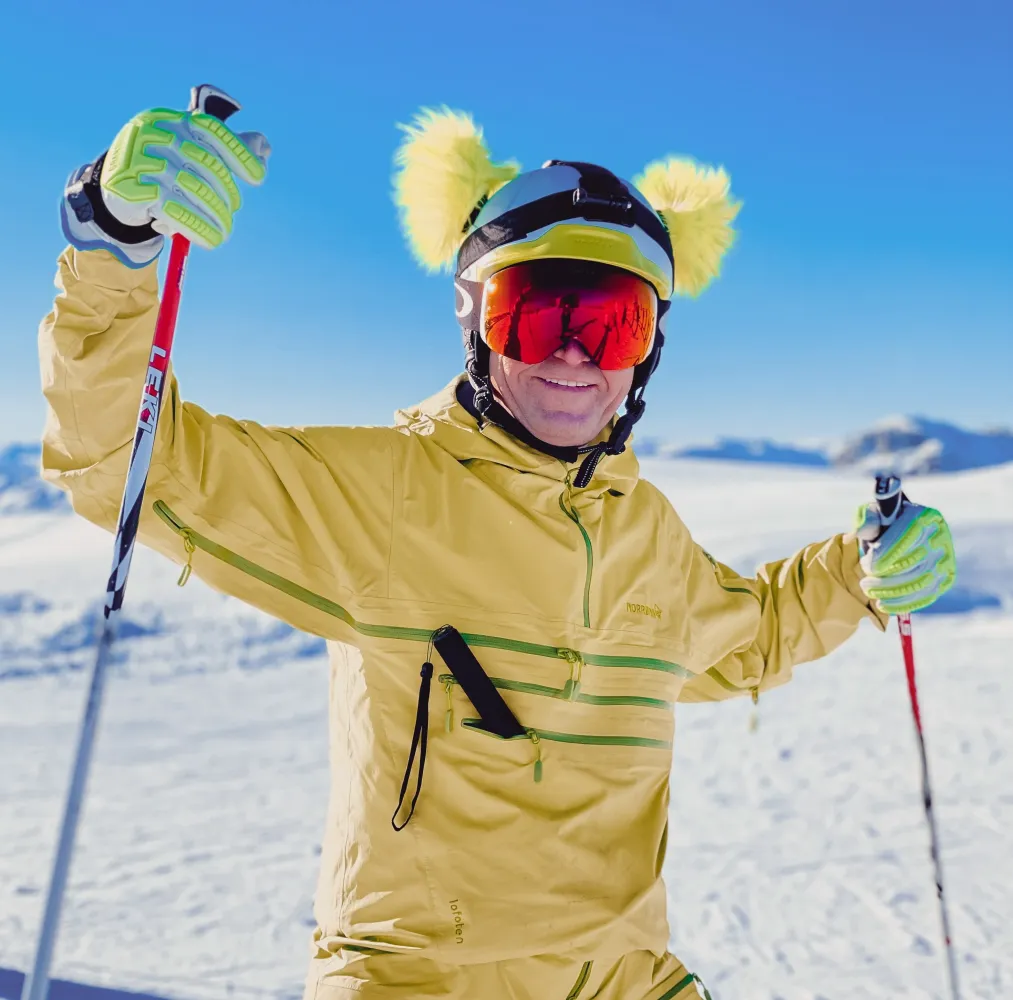 Mann på ski kledd i gult til påske