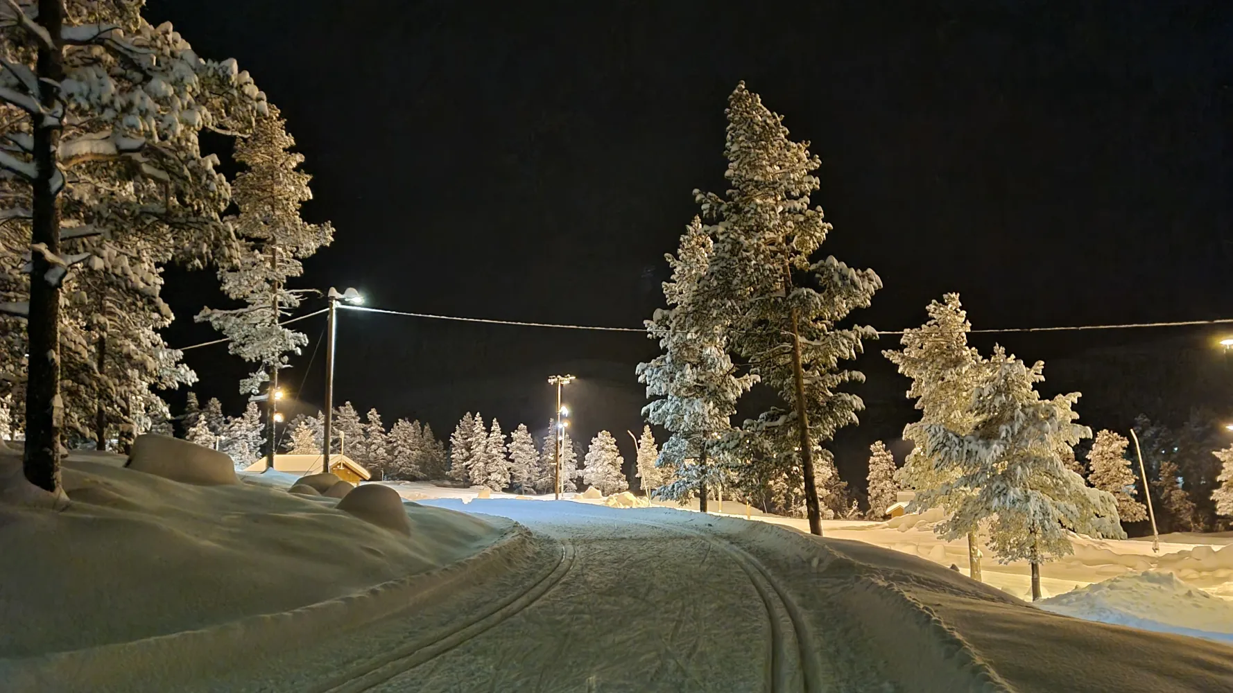 Bilde av lysløypa en vinterkveld med nysnø
