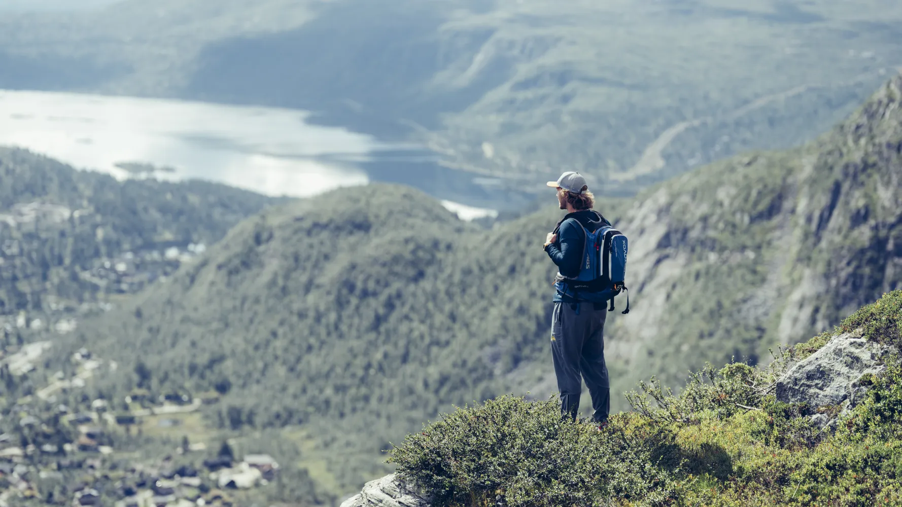 Mann på toppen av Nos på sommeren