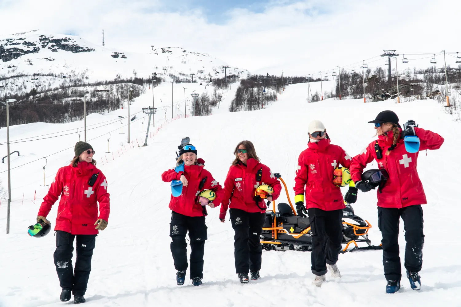 Skipatrulje ivaretar sikkerheten i alpinbakken