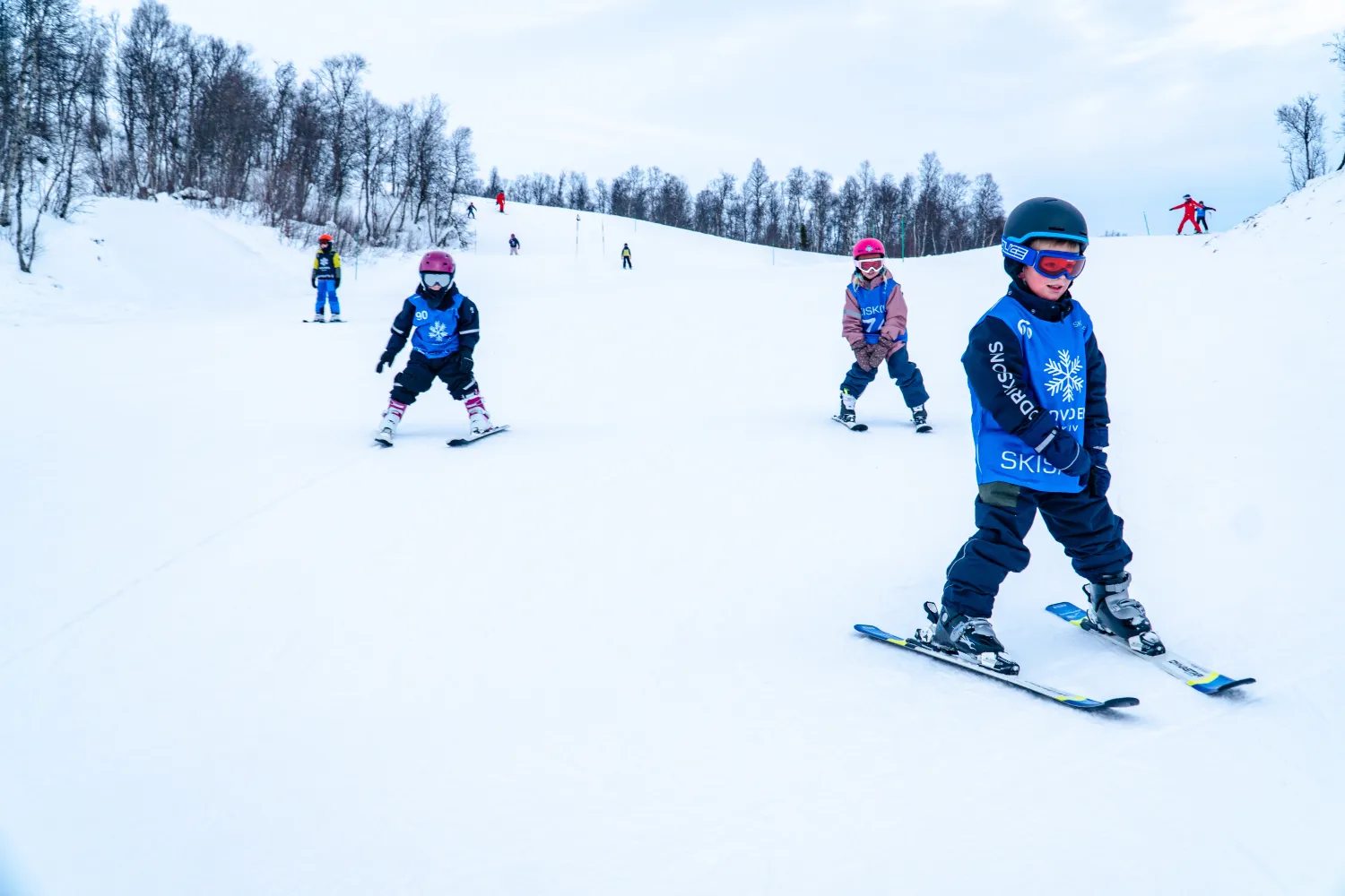 Småbarn på skiskole i Tusseland