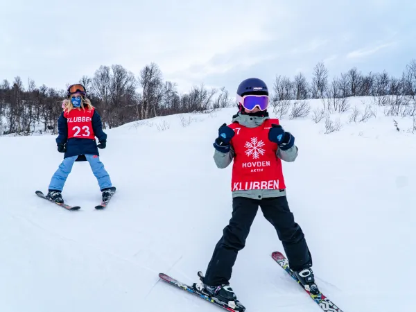 To blide jenter på alpinski.