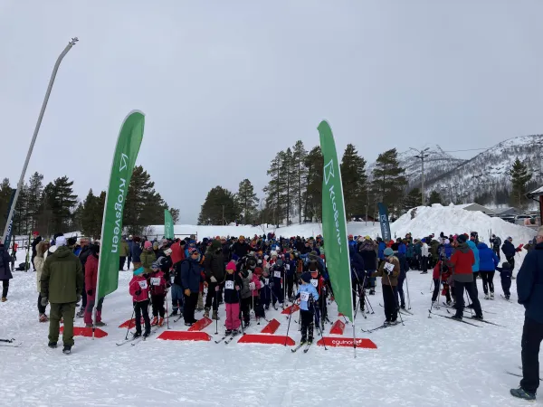 En stor gruppe barn på startstreken til et skirenn