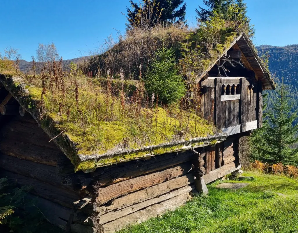 Gammel bygning på friluftsmuseet Huldreheimen i Bykle