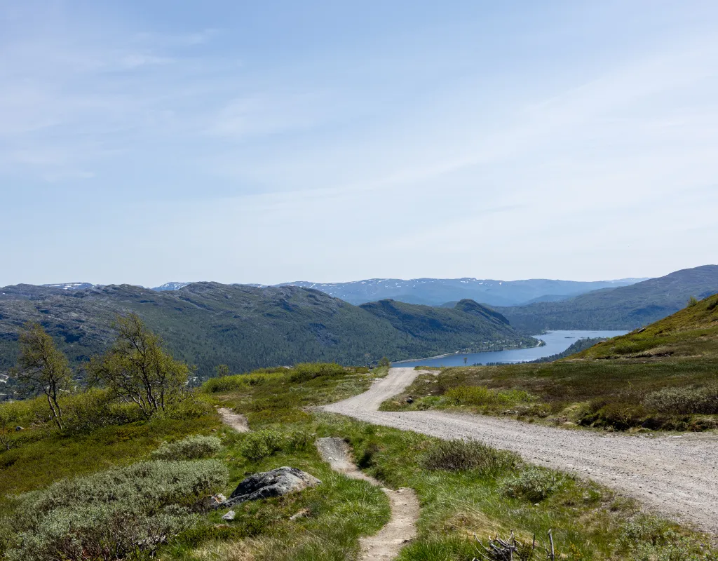 Grusvei fra Storenos sommer med utsikt over Hovden (Hartevatn)
