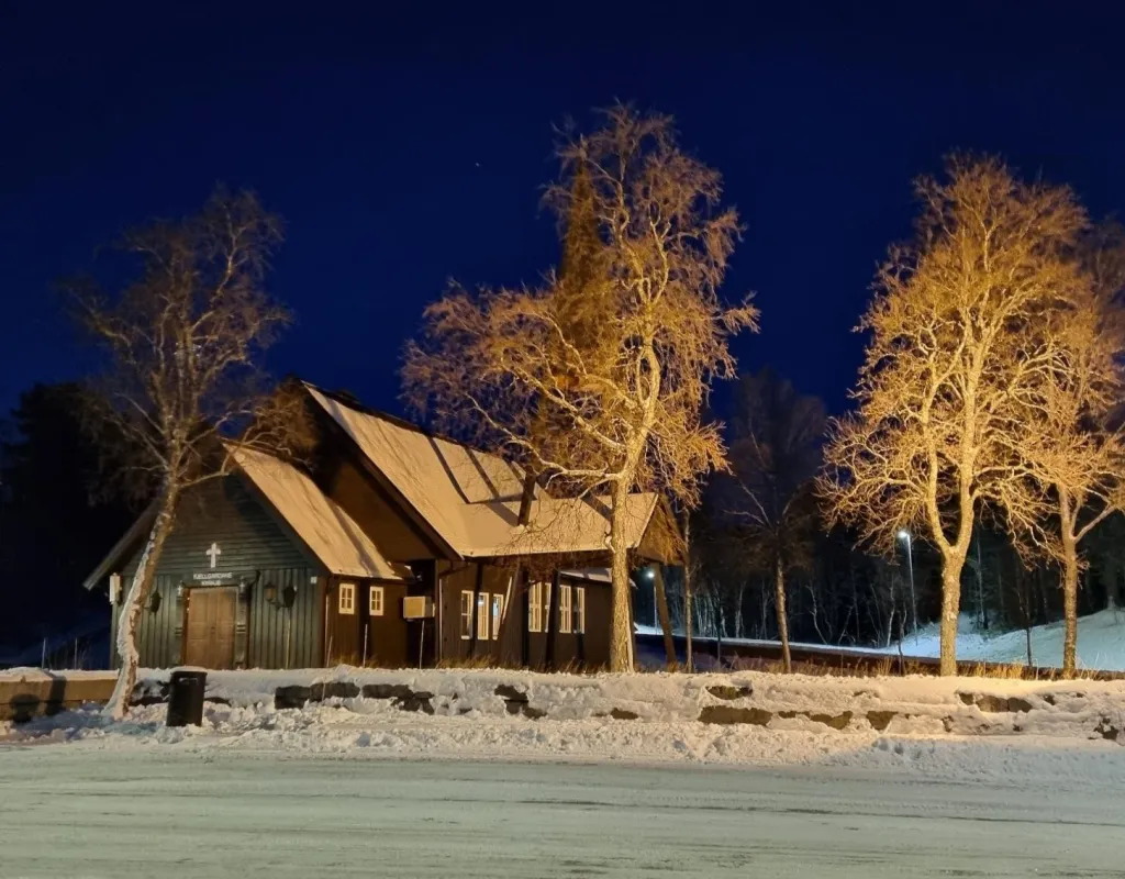 Fjellgardane kyrkje en vinterkveld
