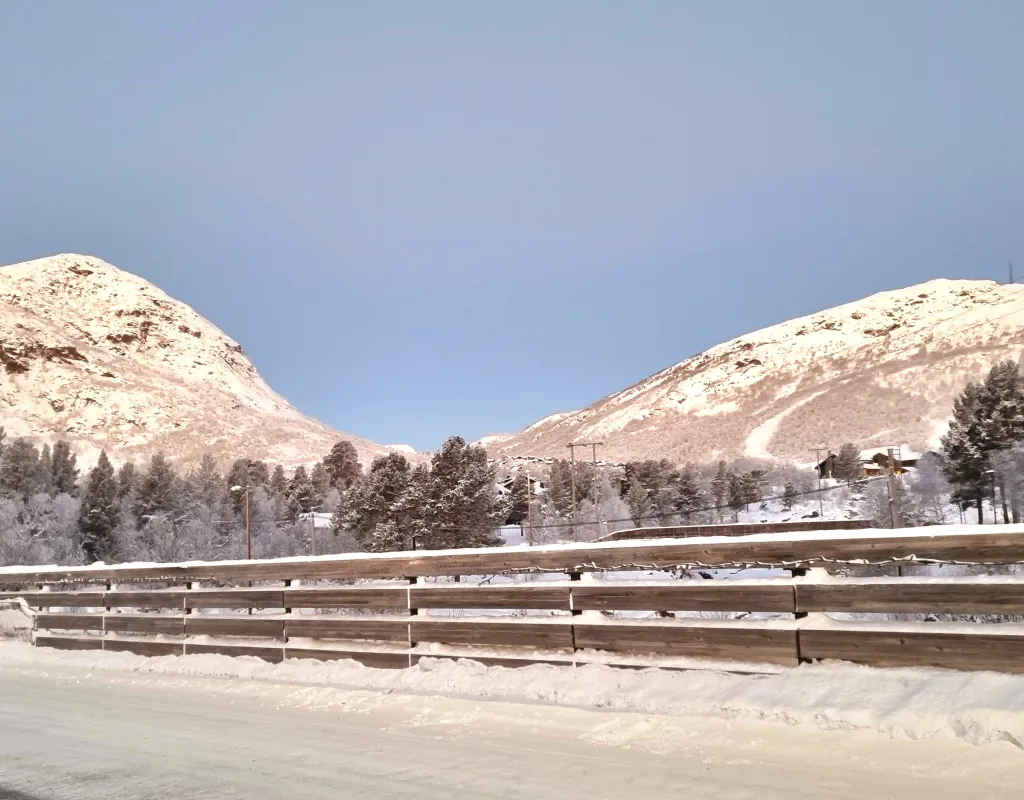 Vinterbilde tatt fra brua med utsikt mot alpinsenteret