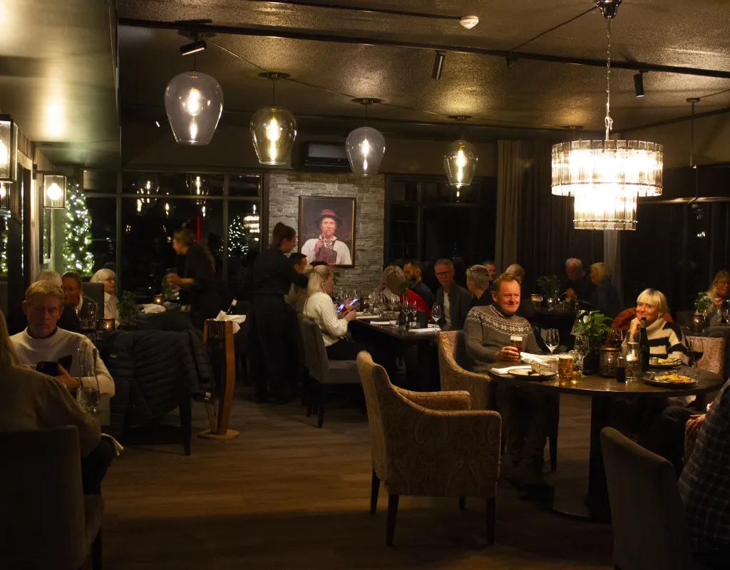 Bilder av folk som spiser på Støylen Restaurant og vinbar