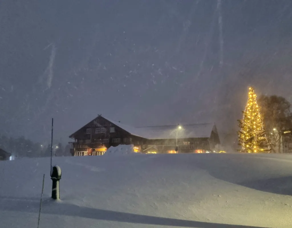 Bilde av Hovden sentrum i snøstort og med tent julegran