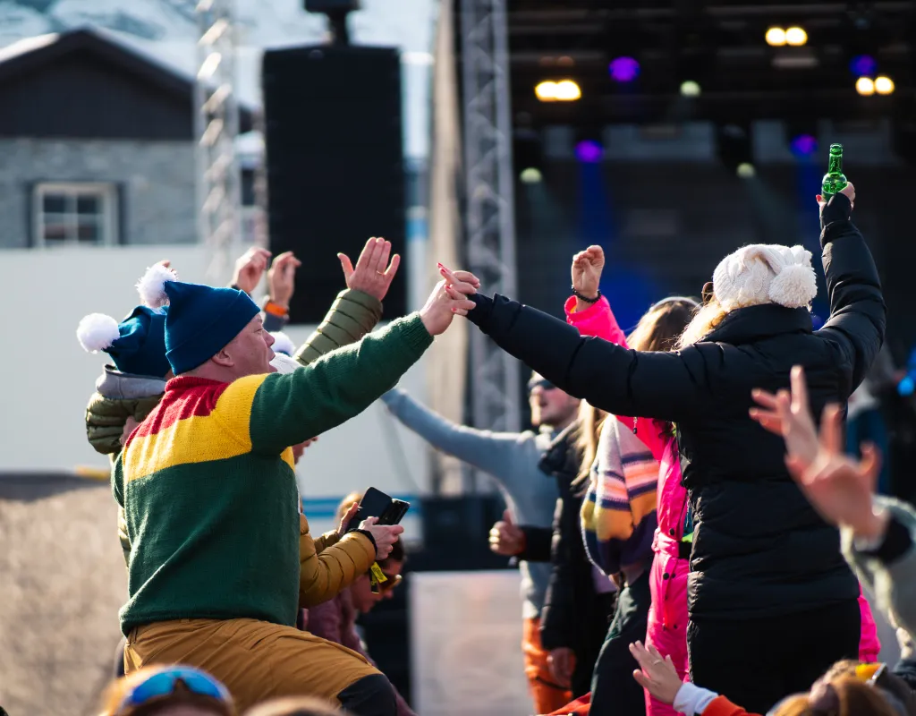 Folk som koser deg på konsert ute på Offpiste