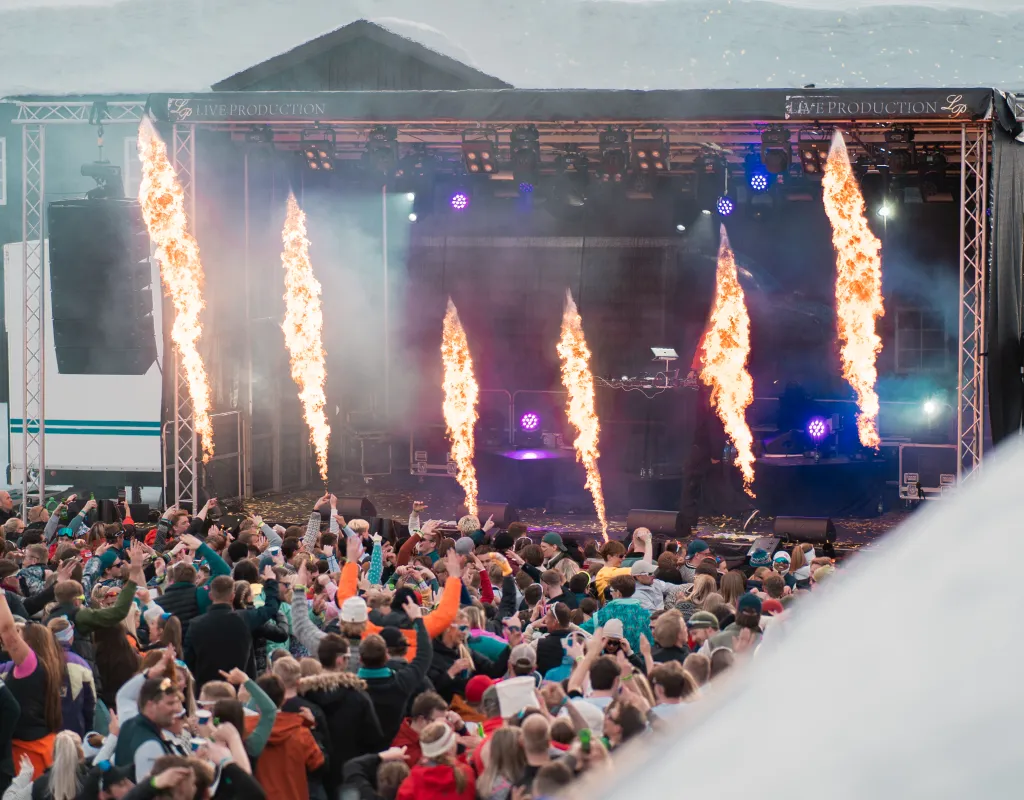 Mennesker på i publikum på konsert på Påskebrisen
