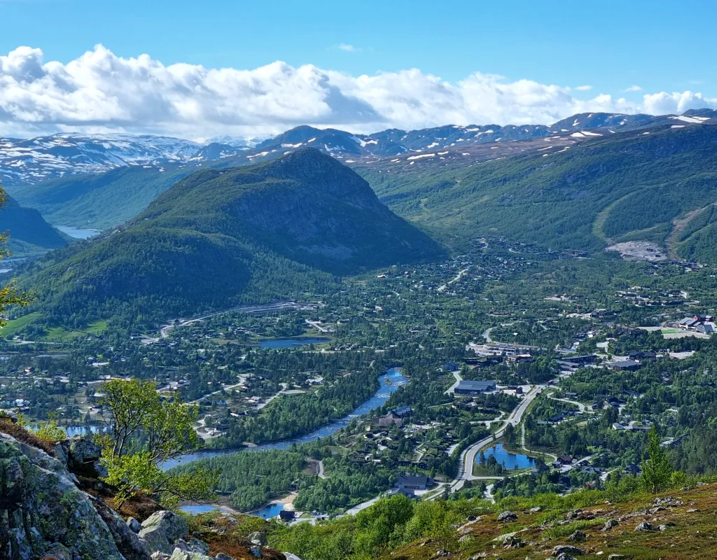 Utsikt mot Hovden sentrum og fjellene rundt