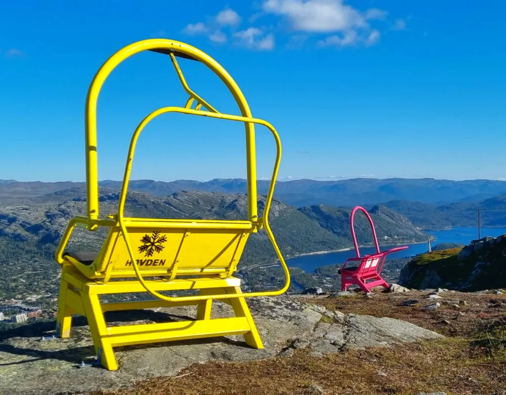 Gamle stolheiser i fine farger plassert på fjellet med utsikt over Hovden